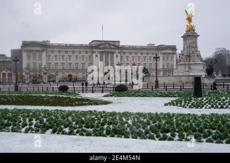 Vue générale sur la neige à l'extérieur de Buckingham Palace, dans le centre de Londres. Date de la photo: Dimanche 24 janvier 2021. Banque D'Images
