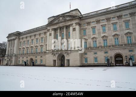 Vue générale sur la neige à l'extérieur de Buckingham Palace, dans le centre de Londres. Date de la photo: Dimanche 24 janvier 2021. Banque D'Images