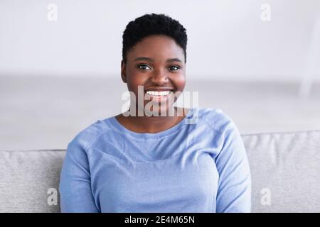 Portrait d'une jeune femme afro-américaine décontractée souriant avec assurance Banque D'Images