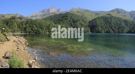 Azerbaïdjan. Ganja. Magnifique lac de cerfs de montagne. Banque D'Images