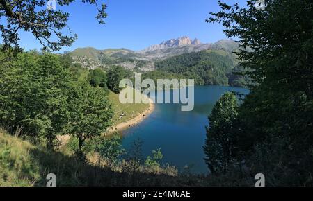 Azerbaïdjan. Ganja. Magnifique lac de cerfs de montagne. Banque D'Images
