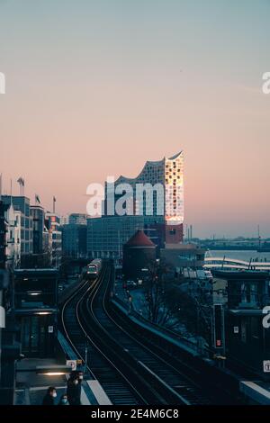 HAMBOURG, ALLEMAGNE - décembre 2020: La salle de concert Elbphilharmonie dans la Hafencity, partie du port, vue de la gare de Landungsbruecken Wit Banque D'Images