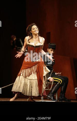 Anna Caterina Antonacci (Carmen), Jonas Kaufmann (Don Jose) dans CARMEN par Perdet à l'Opéra Royal, Covent Garden, Londres WC2 08/12/2006 chef d'orchestre: Antonio Pappano design: Tanya McCallin éclairage: Paule Constable directeur: Francesca Zambello Banque D'Images