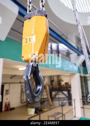 Vue rapprochée du crochet. Le crochet vide est suspendu à la grue de la salle. Banque D'Images