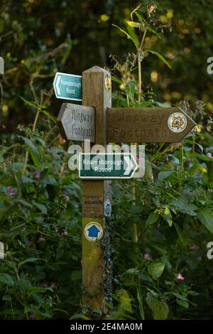 Un panneau près des gorges de Nidd à Knaresborough montrant les chemins de chemin de sonnerie et de passage à pied rond de Knaresborough et les chemins de passage à pont. Banque D'Images