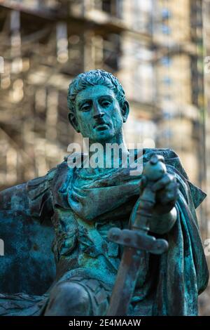 Un gros plan de la statue de l'empereur Constantine à côté de York Minster dans le North Yorkshire. Banque D'Images