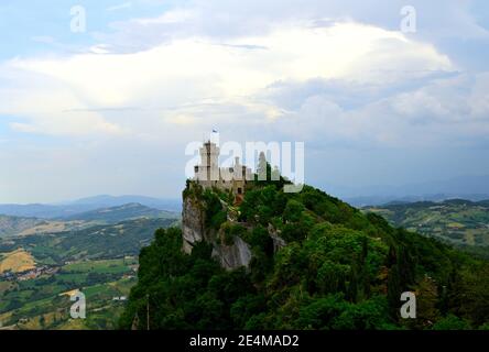 Vue sur le château de Cesta et la tour de Falesia à Saint-Marin Banque D'Images