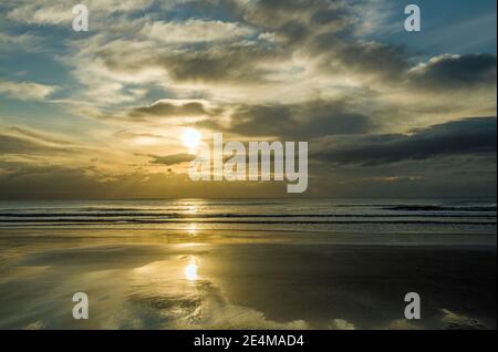 Dunraven Bay Seashore et coucher du soleil sur le patrimoine de Glamourgan Côte dans la vallée de Glamourgan, au sud du pays de Galles Banque D'Images
