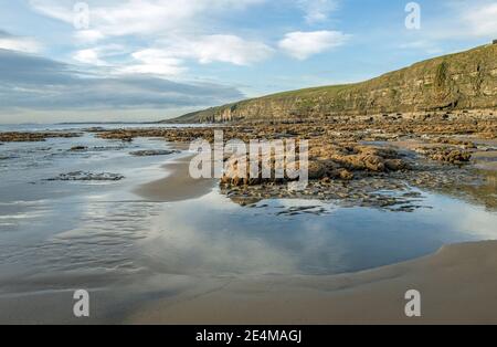 Baie de Dunraven avec vue à l'ouest sur les piscines, le sable humide, les rochers et les falaises sur la côte du patrimoine de Glamourgan, la vallée de Glamourgan, au sud du pays de Galles Banque D'Images