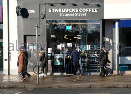 Édimbourg, Écosse, Royaume-Uni. 24 janvier 2021. En raison de l'isolement national du coronavirus Covid-19, Starbucks Coffee vend du café à emporter et des en-cas est l'un des rares magasins ouverts sur une rue normalement animée de Princes Street. Crédit : Craig Brown/Alay Live News Banque D'Images