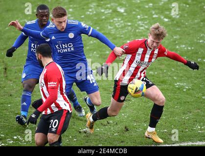 Jan Zambureau de Brentford (à droite) et Harvey Barnes de Leicester City se battent pour le ballon lors du quatrième tour de la coupe Emirates FA au Brentford Community Stadium, Londres. Date de la photo: Dimanche 24 janvier 2021. Banque D'Images