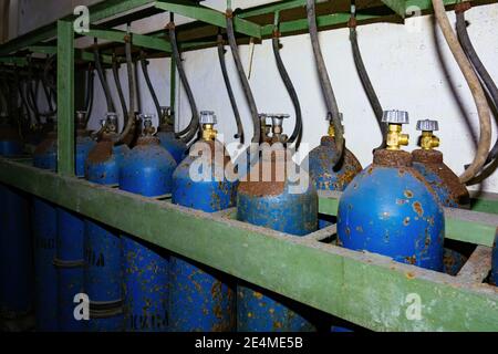 Ancien paquet rouillé de bouteilles de gaz bleues. Banque D'Images