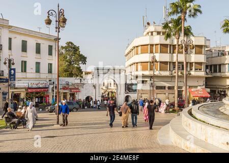 Bab Fass sur la place principale, marché et point de rencontre de Grand Socco à Tanger, Maroc Banque D'Images