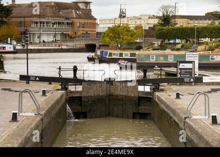 Stratford upon Avon, Warwickshire, Angleterre - octobre 2017 : vue sur le paysage de l'écluse sur le canal Avon dans le centre-ville et le bassin de l'écluse Banque D'Images