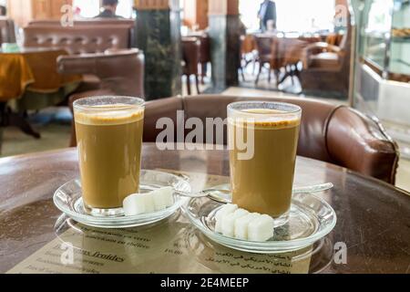 Un verre de café servi avec des cubes de sucre dans un café à Tanger, au Maroc Banque D'Images