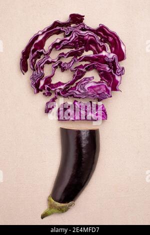 Chou rouge coupé avec demi oeuf de plante concept salade mauve Banque D'Images
