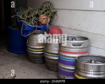 Barils de bière et matériel de pêche, Port Isaac, Cornwall, Royaume-Uni Banque D'Images