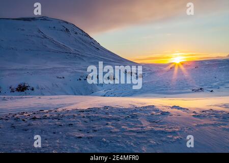 Lever du soleil au-dessus de la chute d'eau de Thorufoss lors d'une visite de l'emplacement des Jeux de thrones. Islande Banque D'Images