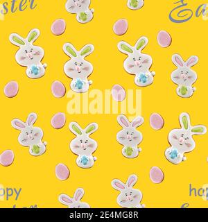 Vue d'en haut des biscuits glacés au gingembre coloré isolés sur fond jaune avec des mots gris. Gros plan sur une délicieuse pâtisserie maison en forme Banque D'Images