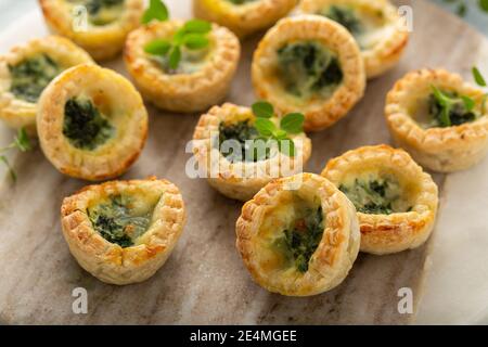 Mini quiches aux épinards fraîchement cuites Banque D'Images