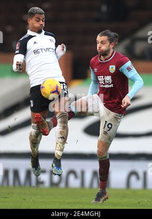 Mario Lemina de Fulham (à gauche) et Jay Rodriguez de Burnley se battent pour le ballon lors du quatrième tour de la coupe Emirates FA Cup à Craven Cottage, Londres. Date de la photo: Dimanche 24 janvier 2021. Banque D'Images