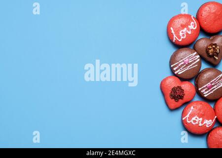 Assortiment de macarons de la Saint-Valentin sur fond bleu printemps avec le mot amour écrit sur eux avec l'espace de copie et espace pour le texte Banque D'Images
