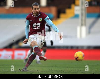 Jay Rodriguez, de Burnley, marque le deuxième but du match de sa partie à partir de la zone de pénalité lors du quatrième tour de la coupe Emirates FA Cup à Craven Cottage, Londres. Date de la photo: Dimanche 24 janvier 2021. Banque D'Images