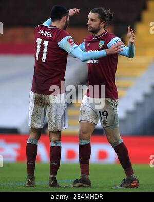 Jay Rodriguez (à droite) de Burnley célèbre le deuxième but de son équipe avec Dwight McNeil lors du quatrième tour de la coupe Emirates FA à Craven Cottage, Londres. Date de la photo: Dimanche 24 janvier 2021. Banque D'Images