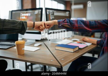 Deux spécialistes INFORMATIQUES au bureau, Success Work Banque D'Images