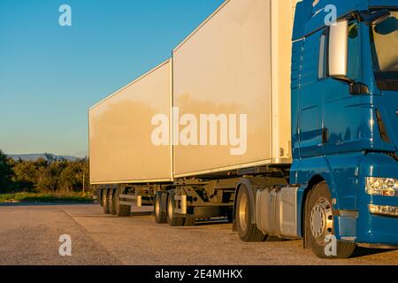 Train routier ou EMS (système modulaire européen), méga-camion avec deux semi-remorques autorisées à transporter 60 tonnes. Banque D'Images