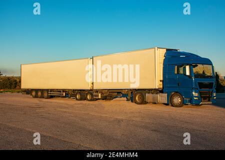 Train routier ou EMS (système modulaire européen), méga-camion avec deux semi-remorques autorisées à transporter 60 tonnes. Banque D'Images