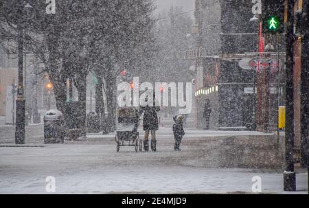 Une famille marche le long d'Oxford Street lors d'une chute de neige très rare. Londres, Royaume-Uni 24 janvier 2021. Banque D'Images