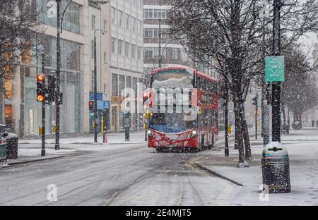 Un bus sur une rue enneigée d'Oxford Street, Londres. Londres, Royaume-Uni 24 janvier 2021. Banque D'Images