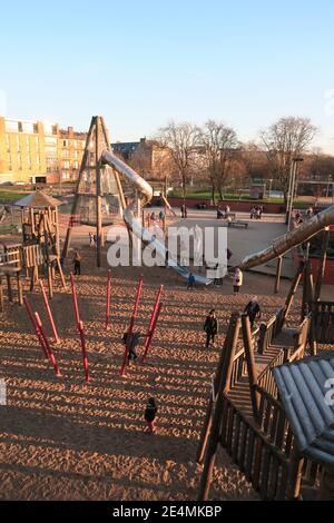 Terrain de jeu situé avec Glasgow Green à Glasgow, communément connu sous le nom de Sandy Park, Glasgow, Écosse Banque D'Images