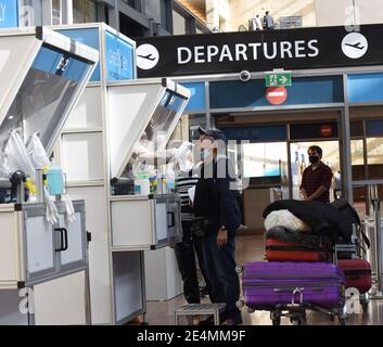 Chef d'équipe en service, Israël. 24 janvier 2021. Un travailleur recueille un échantillon d'écouvillonnage auprès d'un voyageur au guichet de test rapide DU coronavirus CHECK 2 FLY à l'aéroport israélien Ben Gurion de Lod, près de tel Aviv, le dimanche 24 janvier 2021. Photo par Debbie Hill/UPI crédit: UPI/Alay Live News Banque D'Images