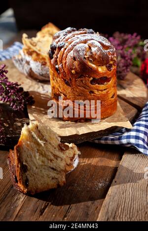 Kraffin gâteau de Pâques. Kraffins aux raisins secs, fruits confits et graines de pavot, arrosés de sucre en poudre. Gros plan de gâteau maison. Brut. Banque D'Images