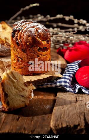 Kraffin gâteau de Pâques. Kraffins aux raisins secs, fruits confits et graines de pavot, arrosés de sucre en poudre. Gros plan de gâteau maison. Brut. Banque D'Images