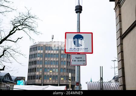 Hambourg, Allemagne - janvier : un panneau en face de la gare centrale rappelle qu'il y a une exigence de masque en raison de corona et Covid-19. Banque D'Images