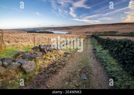 Magnifique paysage de Moorland d'hiver autour de la Pennine Way à Calvaire, West Yorkshire Banque D'Images