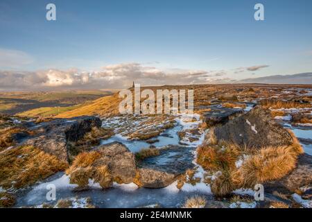 Magnifique paysage de Moorland d'hiver autour de la Pennine Way à Calvaire, West Yorkshire Banque D'Images