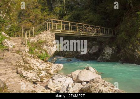 Le pont du Diable inférieur traversant la rivière Tolminka qui traverse la gorge de Tolmin dans le parc national de Triglav, au nord-ouest de la Slovénie Banque D'Images