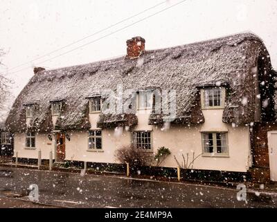 Neige dans le Great Bardfield Braintree Essex sur un cottage de chaume Banque D'Images