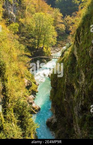 Le pont du Diable inférieur traversant la rivière Tolminka qui traverse la gorge de Tolmin dans le parc national de Triglav, au nord-ouest de la Slovénie Banque D'Images