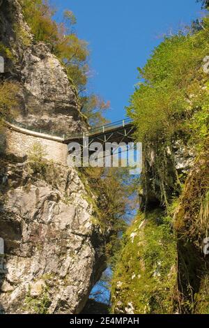 Le pont supérieur du diable traversant la rivière Tolminka qui traverse la gorge de Tolmin dans le parc national de Triglav, au nord-ouest de la Slovénie Banque D'Images