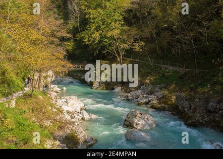 Le pont du Diable inférieur traversant la rivière Tolminka qui traverse la gorge de Tolmin dans le parc national de Triglav, au nord-ouest de la Slovénie Banque D'Images