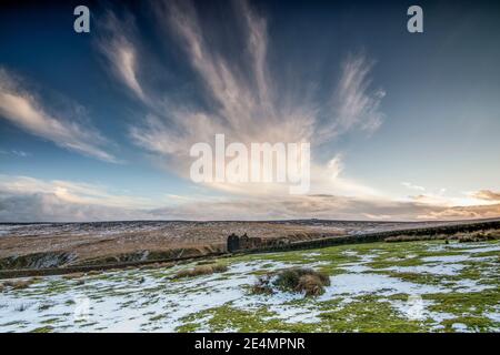 Magnifique paysage de Moorland d'hiver autour de la Pennine Way à Calvaire, West Yorkshire Banque D'Images