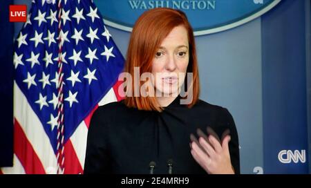 Un écran de CNN de la secrétaire de presse de la Maison Blanche, Jen Psaki, qui a mené un briefing de presse pendant la première semaine de mandat du président américain, Joe Biden. Banque D'Images