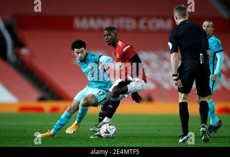 Curtis Jones de Liverpool (à gauche) et Paul Pogba de Manchester United (à droite) se battent pour le ballon lors du quatrième tour de la coupe Emirates FA à Old Trafford, Manchester. Date de la photo: Dimanche 24 janvier 2021. Banque D'Images