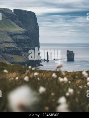 Risin et Kellingin rochers dans la mer comme vu de la baie de Tijornuvik sur Streymoy sur les îles Féroé, Danemark, Europe Banque D'Images