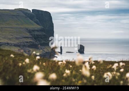 Risin et Kellingin rochers dans la mer comme vu de la baie de Tijornuvik sur Streymoy sur les îles Féroé, Danemark, Europe Banque D'Images